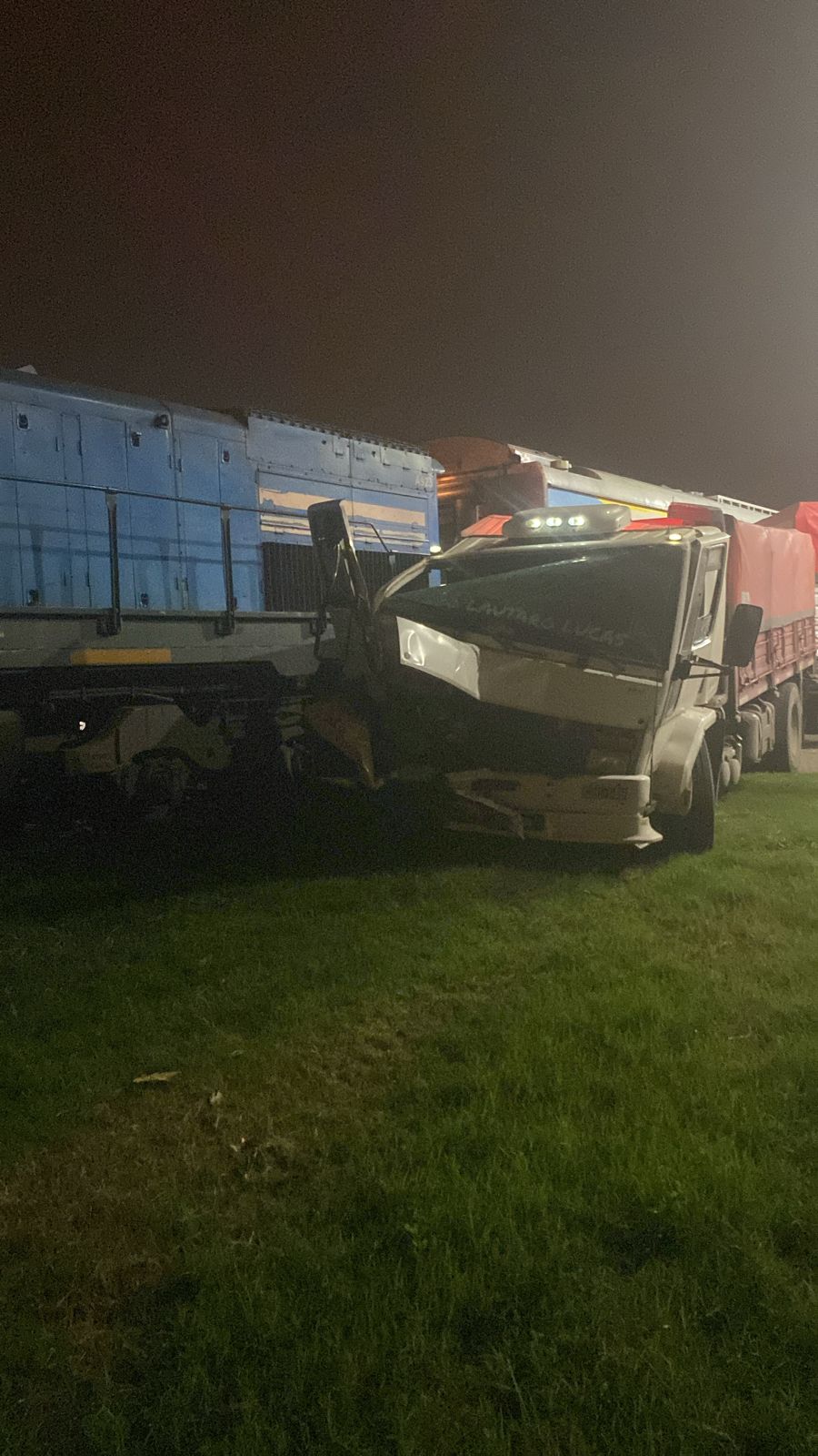 Accidente en la ruta AO12: Tren colisiona con camión en la madrugada
